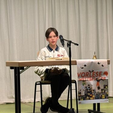 Noah aus der 6C beim Vorlesewettbewerb 2025