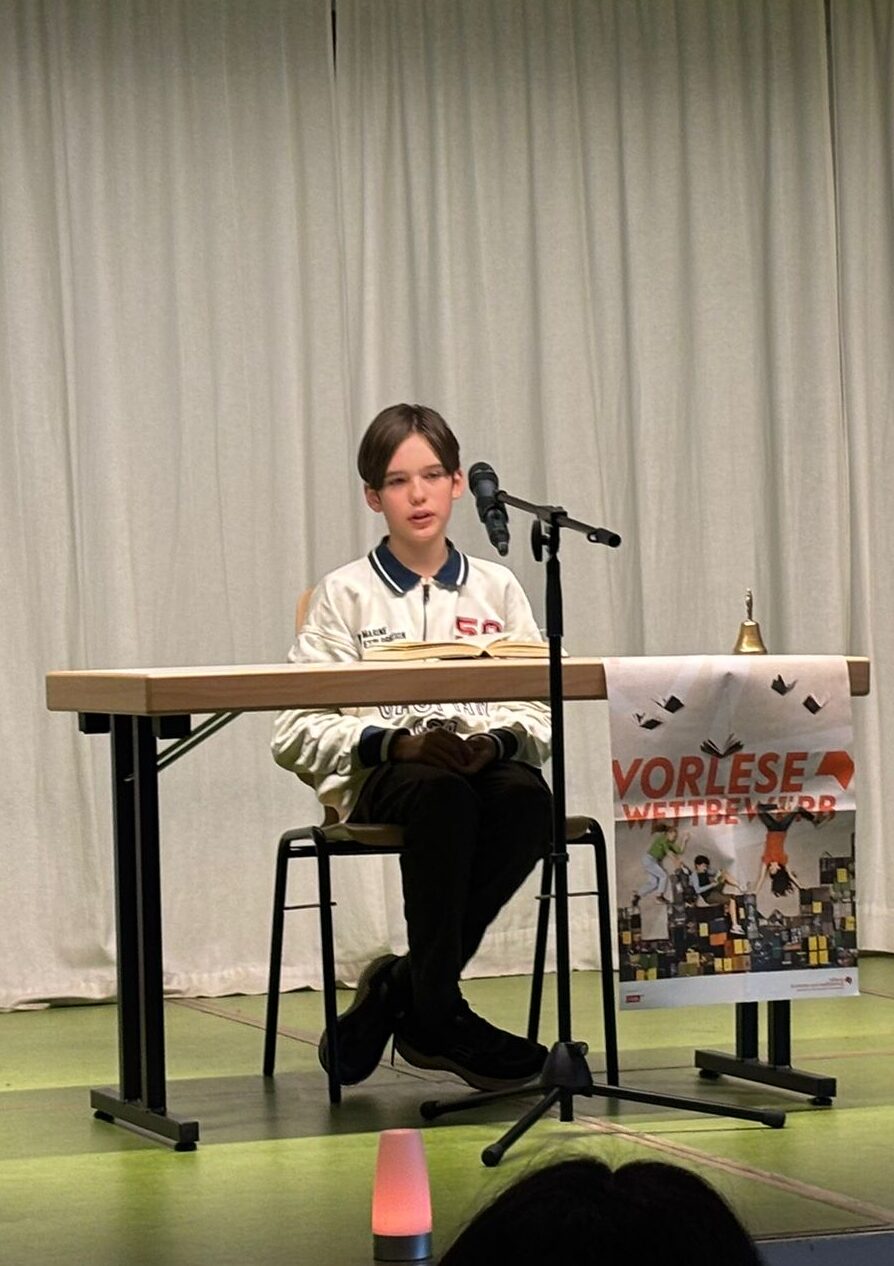 Noah aus der 6C beim Vorlesewettbewerb 2025