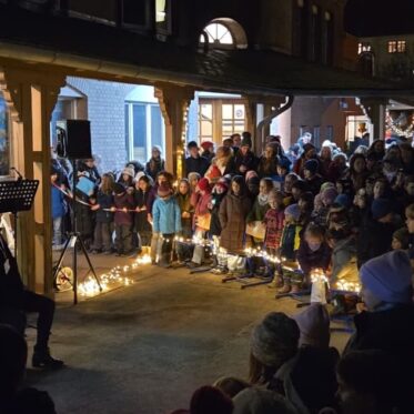 Kinder versammelt auf dem Hof der Dunant-Grundschule