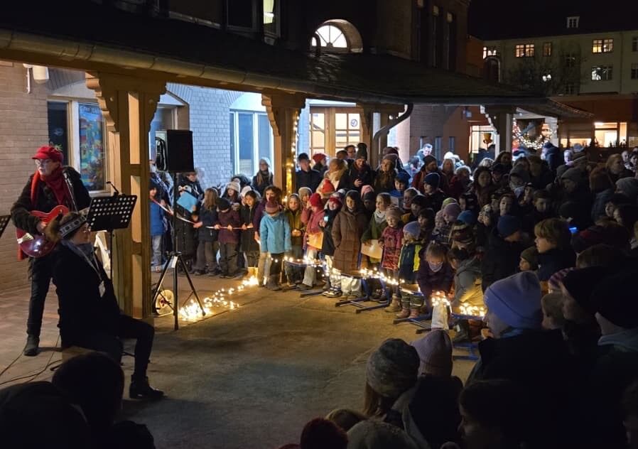 Kinder versammelt auf dem Hof der Dunant-Grundschule