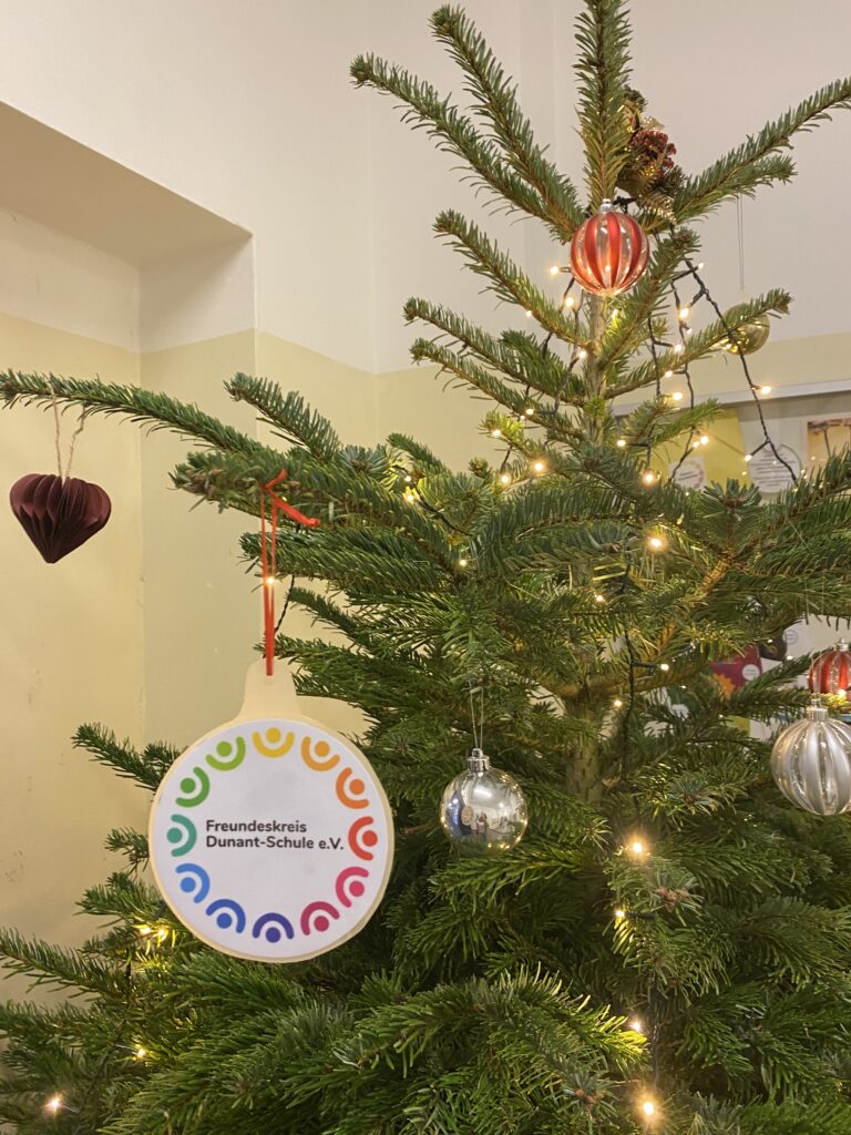 Weihnachtsbaum des Fördervereins Dunant-Grundschule