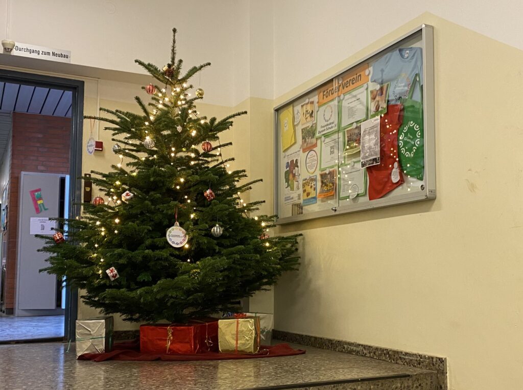 Weihnachtdekoration Dunant-Grundschule Weihnachtsbaum
